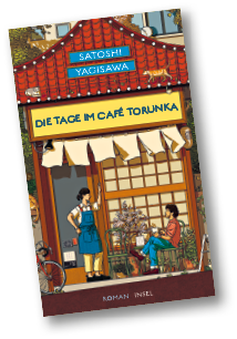 Vor einem Caf mit traditionellem roten Ziegeldach und einem Schild mit dem Titel “Die Tage im Caf  Torunka" unterhalten sich zwei Personen, eine steht mit Sch rze und die andere sitzt mit einem Getr nk an einem Tisch.  Beschreibung von KI generiert
